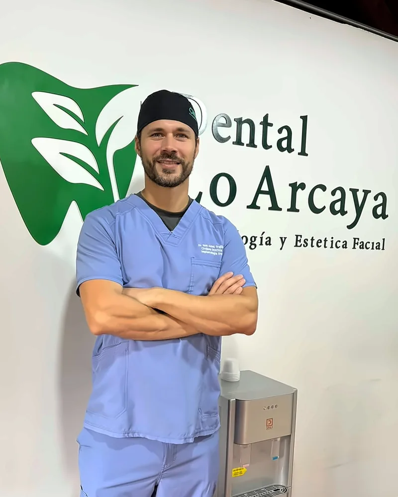 Retrato de Dr. José Amat Trujillo, implantología bucomaxilofacial.