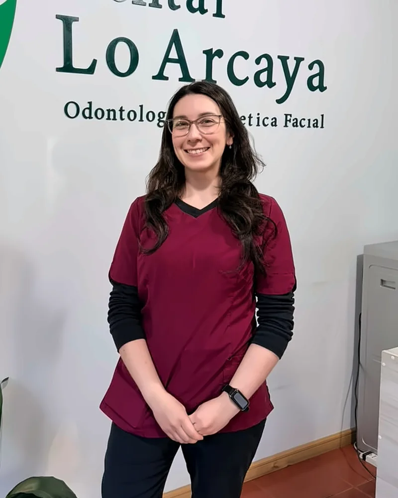 Retrato de Dra. Andrea Muñoz Osorio, odontología general · periodoncia e implantes.