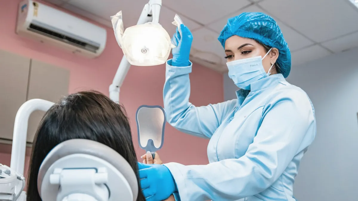 Dentista con mascarilla revisando a una paciente en el sillón.