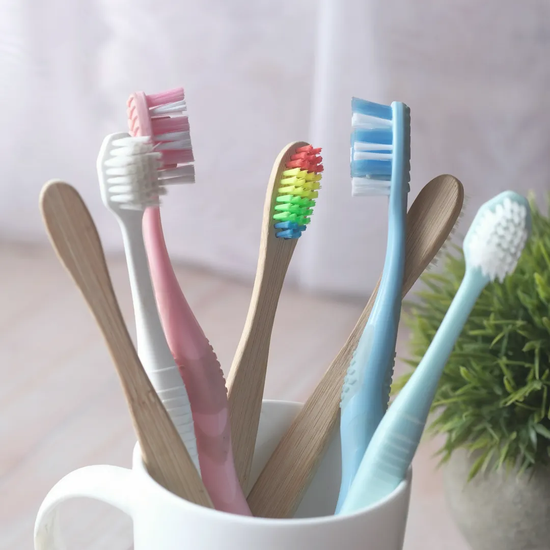 Cepillos de dientes de colores en una taza.